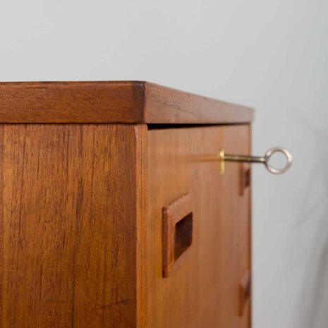 22253 Vintage Danish teak dresser tallboy, Mid Century chest of 8 drawers, 1960s-8 Vintage Danish teak dresser tallboy Mid Century chest of drawers s