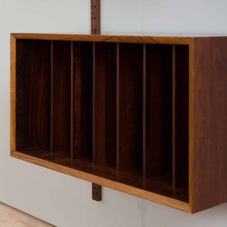 21286 Royal Cadovius meuble pour disques vinyles avec étagère d'exposition et 2 étagères, Poul Cadovius meuble mural en bois de rose pour Cado, 1960-7 Royal Cadovius meuble pour disques vinyles avec présentoir d'exposition et étagères Poul Cadovius meuble mural en bois de rose pour Cado s