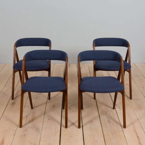 22212 Ensemble de 4 chaises de salle à manger en teck danois du milieu du siècle dernier, remeublées, par Th. Harlev pour FARSTRUP MØBLER, 1950s-1 Set of reupholstered mid century Danish teak dining chairs by Th
