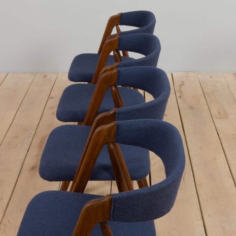 22212 Ensemble de 4 chaises de salle à manger en teck danois du milieu du siècle dernier, rembourrées, par Th. Harlev pour FARSTRUP MØBLER, 1950-12 Set of reupholstered mid century Danish teak dining chairs by Th