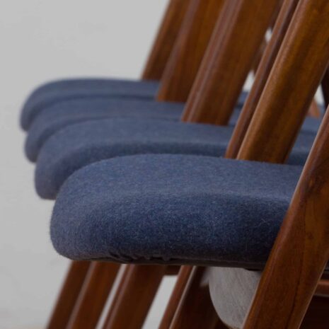22212 Ensemble de 4 chaises de salle à manger en teck danois du milieu du siècle dernier, rembourrées, par Th. Harlev pour FARSTRUP MØBLER, 1950-18 Set of reupholstered mid century Danish teak dining chairs by Th