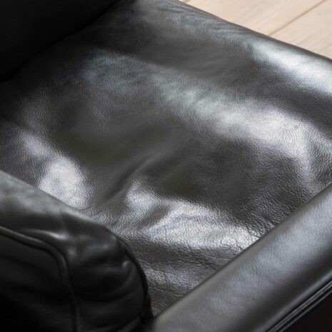 22282 une paire de fauteuils en cuir-10 a pair of leather armchairs