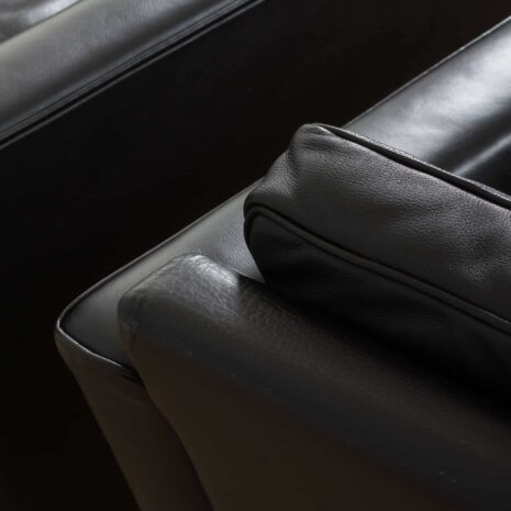 22282 une paire de fauteuils en cuir-12 a pair of leather armchairs