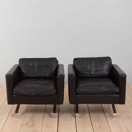 22282 une paire de fauteuils en cuir-14 a pair of leather armchairs