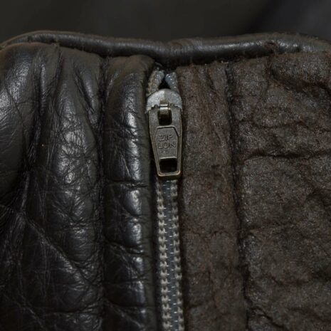 22282 une paire de fauteuils en cuir-16 a pair of leather armchairs