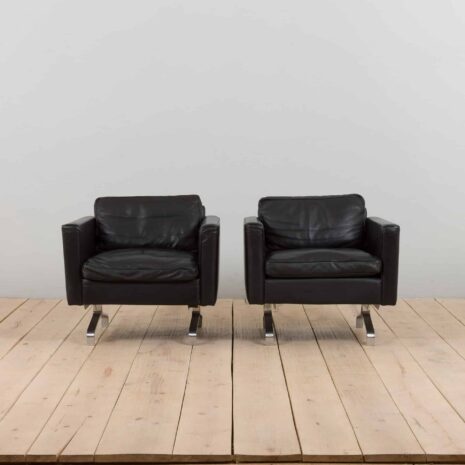 22282 une paire de fauteuils en cuir-2 a pair of leather armchairs