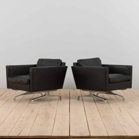 22282 une paire de fauteuils en cuir-3 a pair of leather armchairs