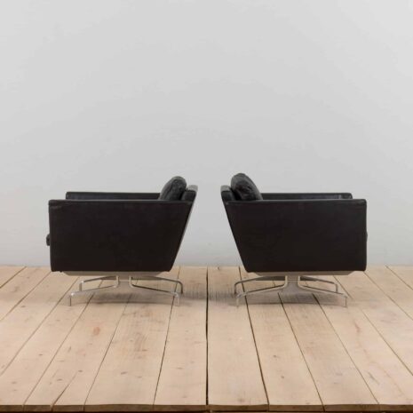 22282 une paire de fauteuils en cuir-4 a pair of leather armchairs