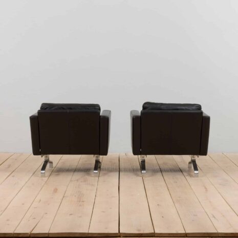 22282 une paire de fauteuils en cuir-5 a pair of leather armchairs