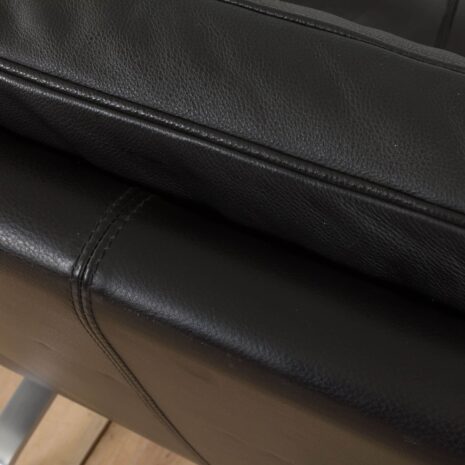 22282 une paire de fauteuils en cuir-6 a pair of leather armchairs