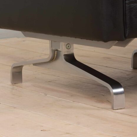 22282 une paire de fauteuils en cuir-7 a pair of leather armchairs