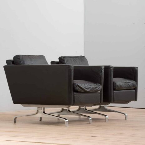 22282 une paire de fauteuils en cuir-8 a pair of leather armchairs