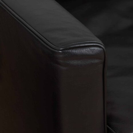 22282 une paire de fauteuils en cuir-9 a pair of leather armchairs