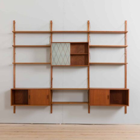 22317 Three bay modular teak wall unit w. 3 cabinets and 9 shelves in CADO Cadovius style, Denmark 1960s-4 Three bay modular teak wall unit w