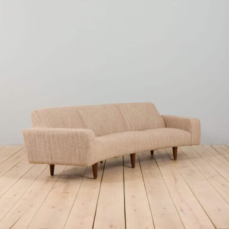 22133 _Banana_ canapé courbe modèle 450 par Illum Wikkelsø pour Aarhus Polstermøbelfabrik, Nouvellement tapissé-3 Banana curved sofa model by Illum Wikkelso for Aarhus Polstermobelfabrik Newly upholstered
