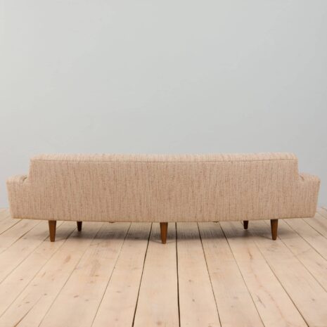 22133 _Banana_ canapé courbe modèle 450 par Illum Wikkelsø pour Aarhus Polstermøbelfabrik, Nouvellement tapissé-5 Banana curved sofa model by Illum Wikkelso for Aarhus Polstermobelfabrik Newly upholstered