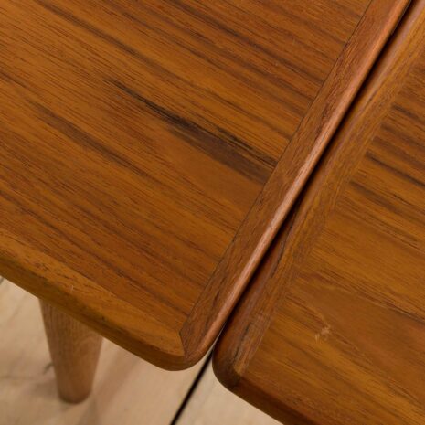 22291 Prostokątny stół jadalny z drewna tekowego z ukrytymi nadstawkami Dania lata 60. Rectangular teak dining table with hidden extensions Denmark s