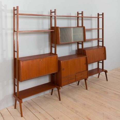 22350 Étagère murale scandinave autoportante en teck avec 4 armoires, Danemark, années 1960-10 Meuble suspendu scandinave vintage en teck étagères avec armoires Danemark s