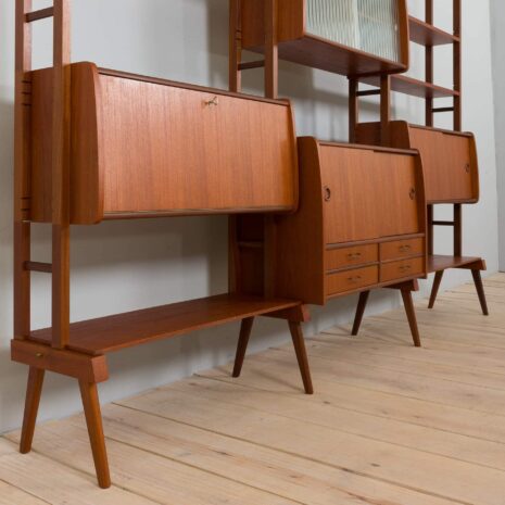 22350 Étagère murale scandinave autoportante en teck avec 4 armoires, Danemark, années 1960-11 Meuble suspendu scandinave vintage en teck étagères avec armoires Danemark s