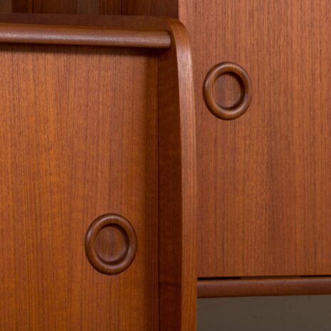 22350 Étagère murale scandinave autoportante en teck avec 4 armoires, Danemark, années 1960-12 Meuble suspendu scandinave vintage en teck étagères avec armoires Danemark s