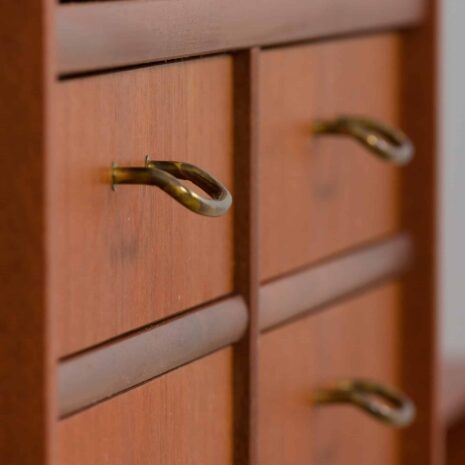 22350 Étagère murale scandinave autoportante en teck avec 4 armoires, Danemark, années 1960-25 Meuble suspendu scandinave vintage en teck étagères avec armoires Danemark s