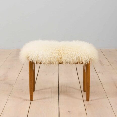 22367 Tabouret danois en chêne massif du milieu du siècle, en laine de mouton longue, années 1970-1 Tabouret danois en chêne massif du milieu du siècle, en laine de mouton longue.