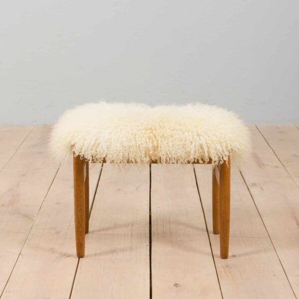 Tabouret danois en chêne massif du milieu du siècle, en laine de mouton longue.