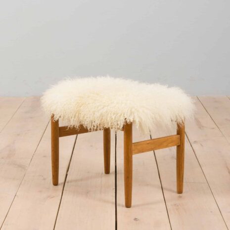 22367 Danish mid century solid oak footstool in long sheepskin wool, 1970s-2 Tabouret danois en chêne massif du milieu du siècle, en laine de mouton longue.