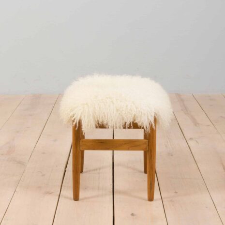 22367 Danish mid century solid oak footstool in long sheepskin wool, 1970s-3 Tabouret danois en chêne massif du milieu du siècle, en laine de mouton longue.