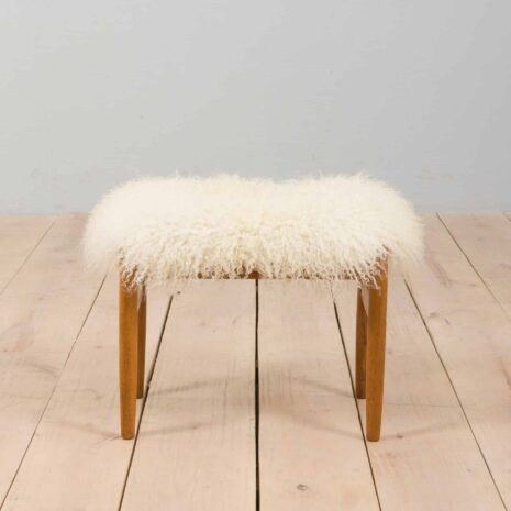 22367 Danish mid century solid oak footstool in long sheepskin wool, 1970s-4 Tabouret danois en chêne massif du milieu du siècle, en laine de mouton longue.