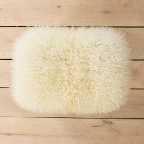 22367 Danish mid century solid oak footstool in long sheepskin wool, 1970s-6 Tabouret danois en chêne massif du milieu du siècle, en laine de mouton longue.