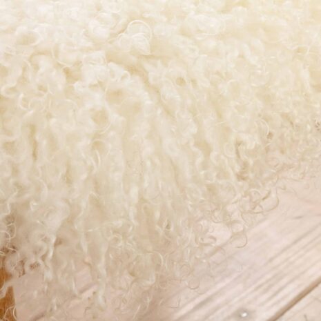 22367 Danish mid century solid oak footstool in long sheepskin wool, 1970s-7 Tabouret danois en chêne massif du milieu du siècle, en laine de mouton longue.