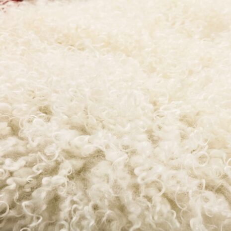 22367 Danish mid century solid oak footstool in long sheepskin wool, 1970s-8 Tabouret danois en chêne massif du milieu du siècle, en laine de mouton longue.