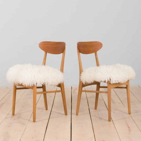 22375 Pair of oak dining chairs in the style of Hans Wegner, in long hair sheepskin Denmark 1960s-3 Pair of oak dining chairs in the style of Hans Wegner in long hair sheepskin Denmark s