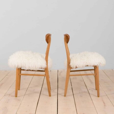 22375 Pair of oak dining chairs in the style of Hans Wegner, in long hair sheepskin Denmark 1960s-4 Pair of oak dining chairs in the style of Hans Wegner in long hair sheepskin Denmark s