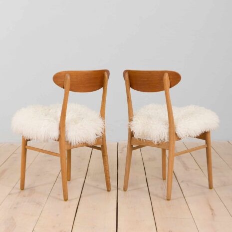 22375 Pair of oak dining chairs in the style of Hans Wegner, in long hair sheepskin Denmark 1960s-5 Pair of oak dining chairs in the style of Hans Wegner in long hair sheepskin Denmark s