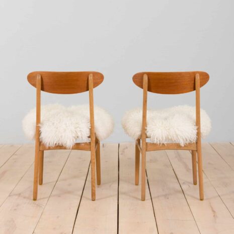 22375 Pair of oak dining chairs in the style of Hans Wegner, in long hair sheepskin Denmark 1960s-6 Pair of oak dining chairs in the style of Hans Wegner in long hair sheepskin Denmark s