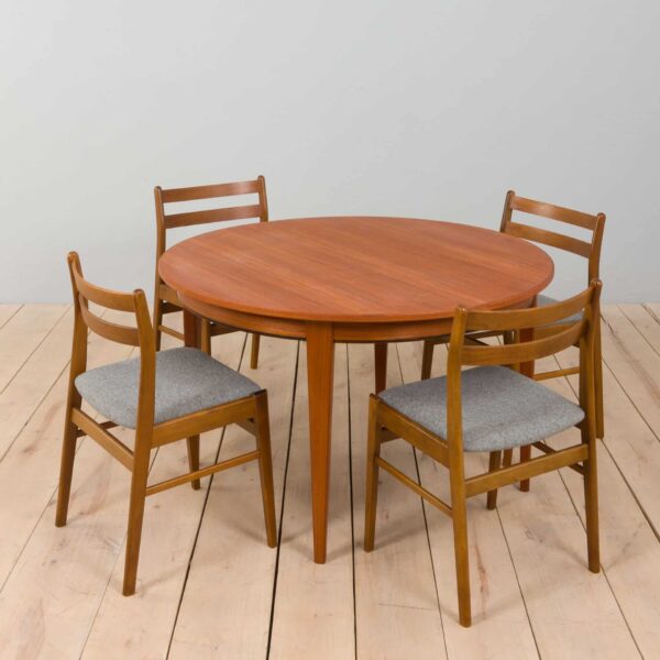 Ensemble de chaises de salle à manger danoises en hêtre laqué, tapissées à nouveau