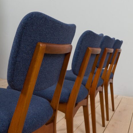 22304-Set aus vier Teakholzstühlen-11 Set aus vier Teakholzstühlen, skaliert