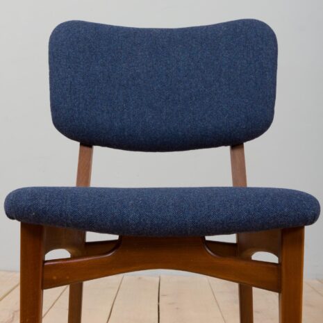 22304-Set aus vier Teakholzstühlen-13 Set aus vier Teakholzstühlen, skaliert