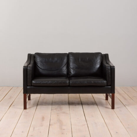22416-Takashi-Okamura-and-Erik-Marquardsen.-Sofa-upholstered-in-black-leather-2 Takashi Okamura and Erik Marquardsen