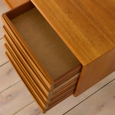 22468-Scandinavian-teak-long-sideboard-with-5-Arne-Vodder-style-drawers-Norway-1970s-17 Skandynawski długi kredens z drewna tekowego z szufladami w stylu Arne Voddera