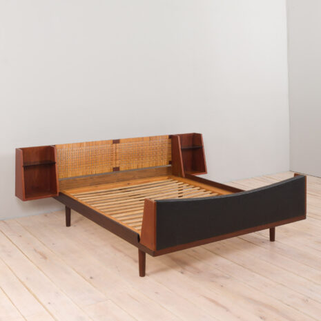 22465 Teak and cane queen size bed by Hans Wegner, Getama, 1960s(13) 22465 Teak and cane queen size bed by Hans Wegner, Getama, 1960s(13)