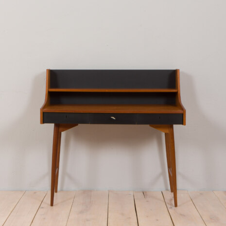 22484 Bureau vintage scandinave en teck avec 3 tiroirs verrouillables et détails en noir mat, 1970-3 22484 Bureau vintage scandinave en teck avec 3 tiroirs verrouillables et détails en noir mat, 1970-3