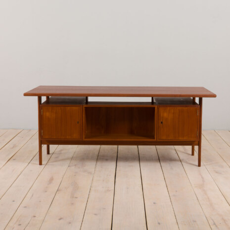 22418 oraz 22493 Kai Kristiansen. Desk in teak. Model FM 60-10 22418 oraz 22493 Kai Kristiansen. Desk in teak. Model FM 60-10