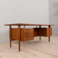 22418 oraz 22493 Kai Kristiansen. Desk in teak. Model FM 60-17