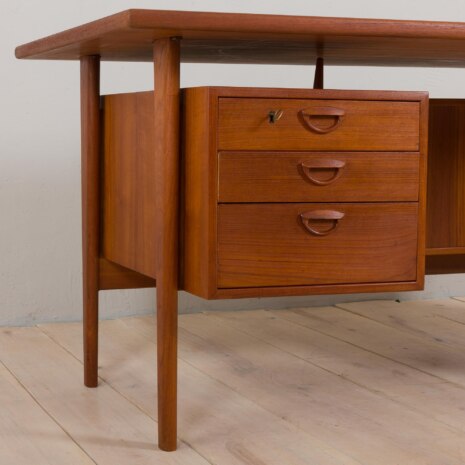 22418 oraz 22493 Kai Kristiansen. Desk in teak. Model FM 60-23 22418 oraz 22493 Kai Kristiansen. Desk in teak. Model FM 60-23