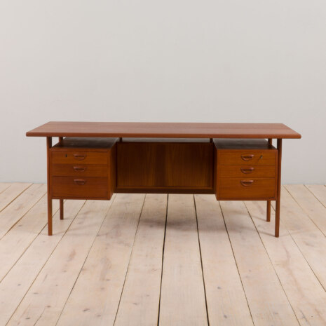 22418 oraz 22493 Kai Kristiansen. Biurko z drewna tekowego. Model FM 60-5 22418 oraz 22493 Kai Kristiansen. Biurko z drewna tekowego. Model FM 60-5