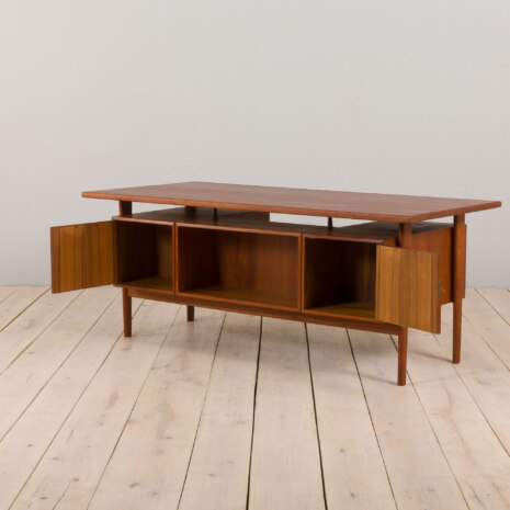 22418 oraz 22493 Kai Kristiansen. Desk in teak. Model FM 60-9 22418 oraz 22493 Kai Kristiansen. Desk in teak. Model FM 60-9
