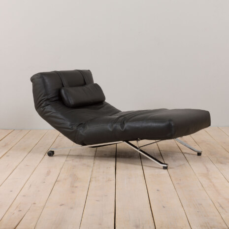 22466 Jens Juul Eilersen. Daybed on chromed steel frame 6295300-3 22466 Jens Juul Eilersen. Daybed on chromed steel frame 6295300-3